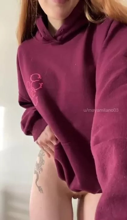 Je vous le dis déjà… il y a une petite surprise sous ce sweat à capuche