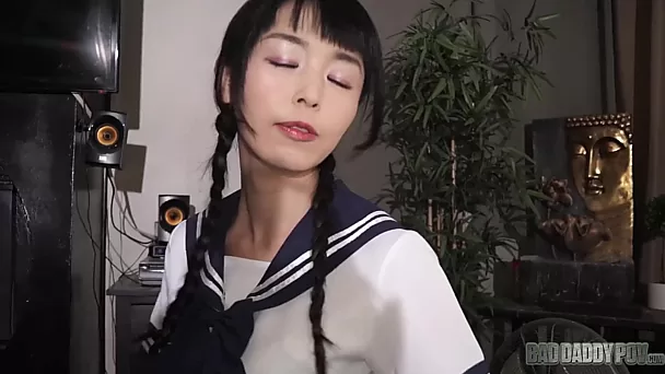 Aluna japonesa chupa o pau do padrasto como uma prostituta e Rides in POV