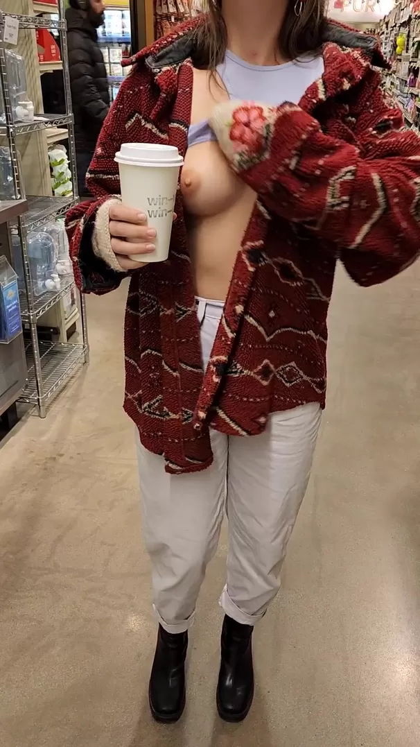 Juste une Canadienne moyenne qui s'amuse au magasin