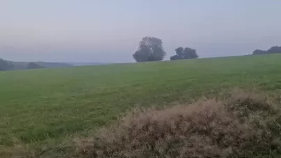 Ich liebe das Gefühl, völlig nackt auf einem schönen Wanderweg zu sein