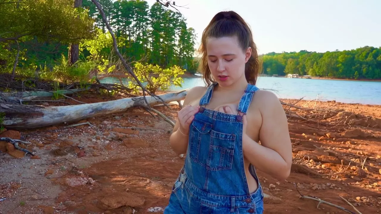 Je m'assure toujours de ne pas porter de soutien-gorge sous ma salopette