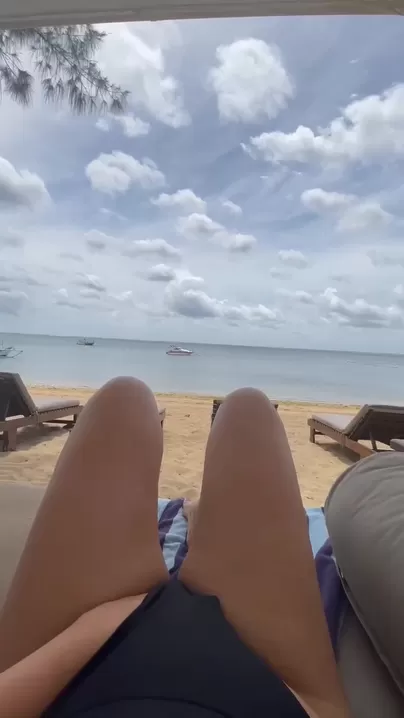 Intentando no ser atrapada en la playa, ¡qué emoción!