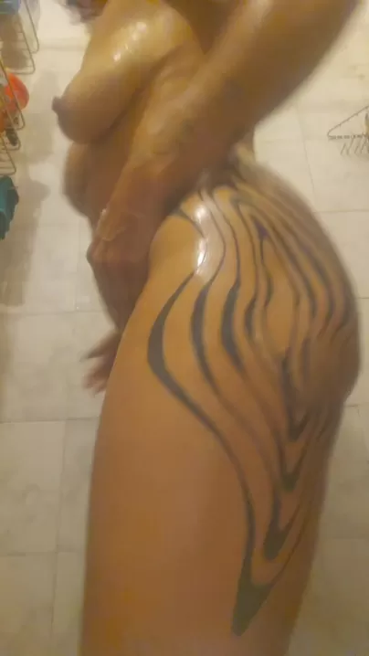 Preciso de ajuda...  Você pode ensaboar minha buceta ou minha bunda de vovó, por favor?