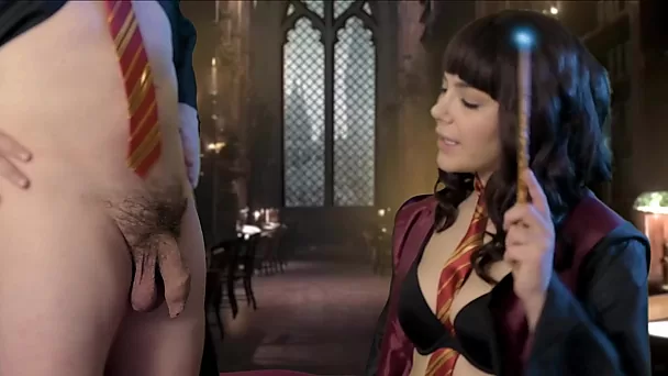 Valentina de tetas pequeñas monta la varita mágica de Harry Potter