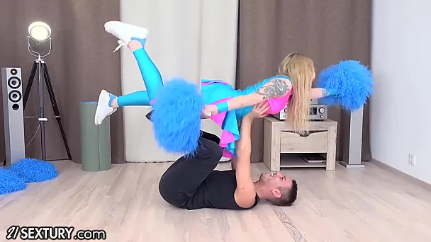 Sexy blondes Cheerleader-Teen lutscht einen großen Schwanz und wird anal genagelt