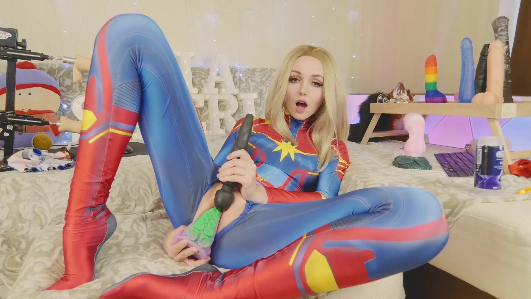 Cosplay-Mädchen im engen Anzug testet brandneues Sexspielzeug vor der Webcam Bild Foto
