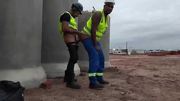 Un ouvrier du bâtiment baise son collègue noir directement sur le chantier