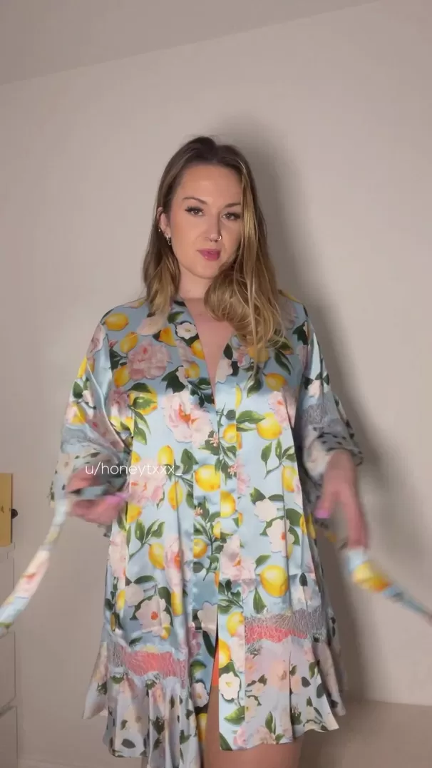 Cette robe est jolie, mais le buisson en dessous est encore mieux ;)