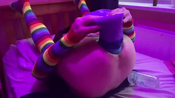 Compilação de foda amadora de femboy de meias com dildo enorme na bunda boquiaberto