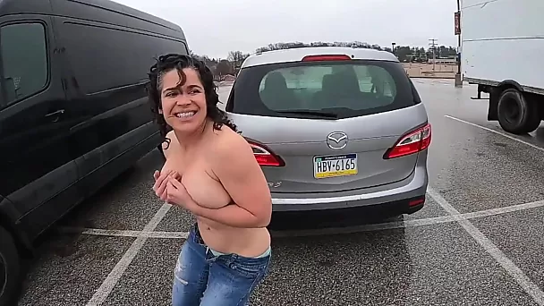 Compilation de farces d'une MILF sexy montrant ses seins en public