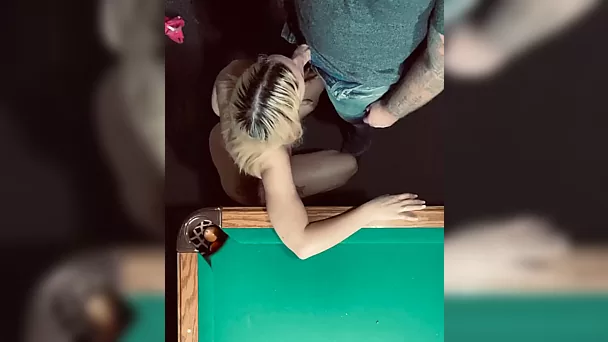 Une adolescente blonde suce et reçoit la bite d'un mec dans son anus serré sur la table de billard