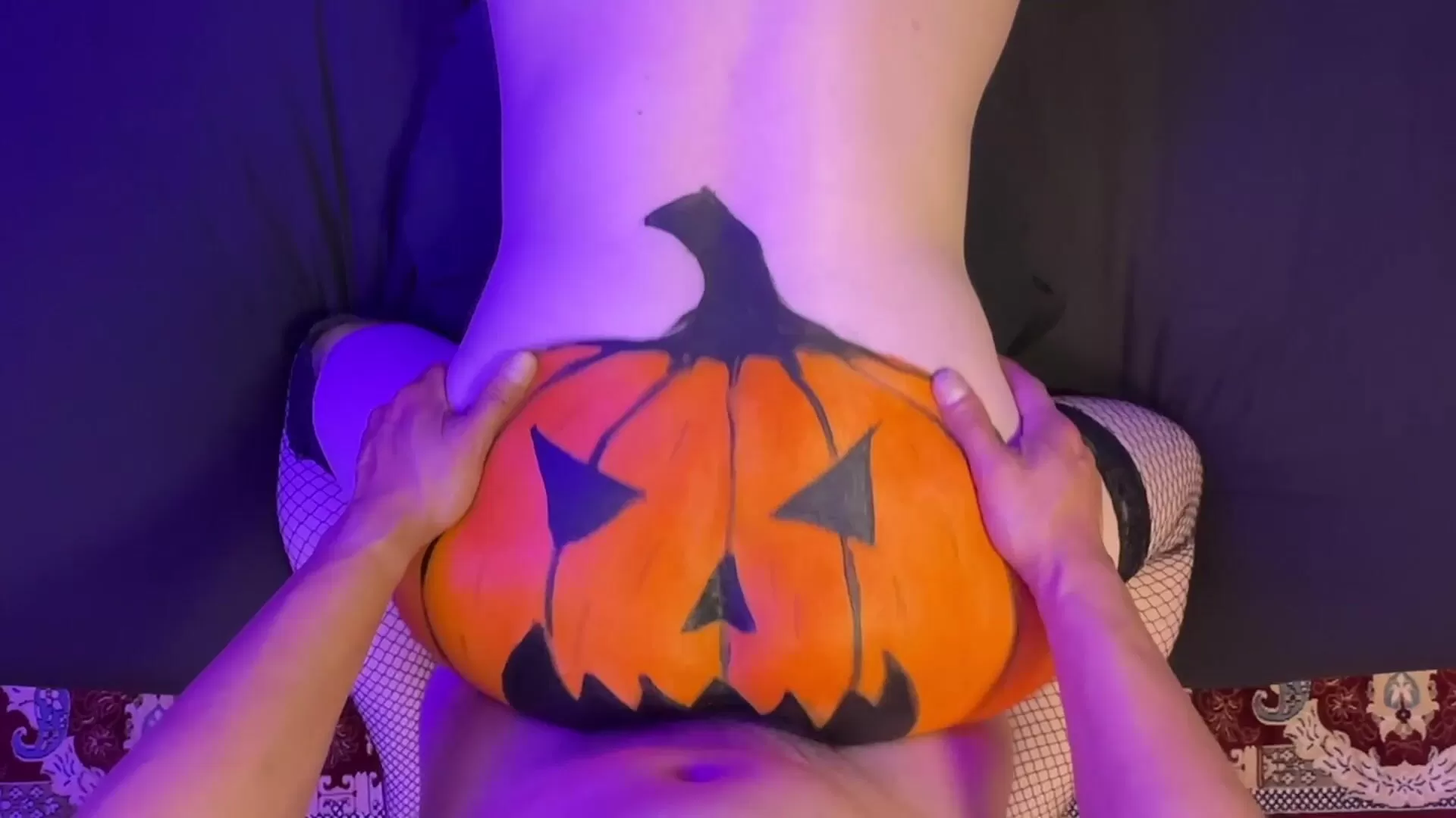 Je baise un beau gros cul de citrouille pour Halloween !