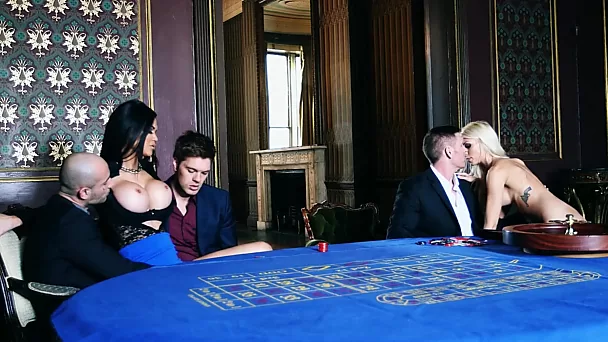 Gelukkige kerel won de stijlvolle Jasmine Jae tijdens zijn pokerspel en werd wild op haar kutje