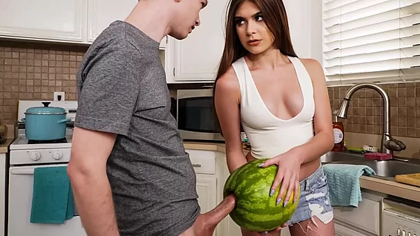 Stiefbruder fickt Wassermelone