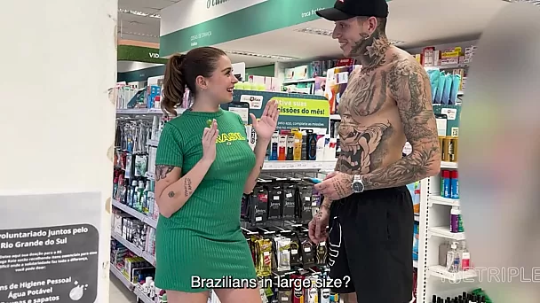 Braziliaanse babe met een mooie kont wordt geneukt door een getatoeëerde hengst