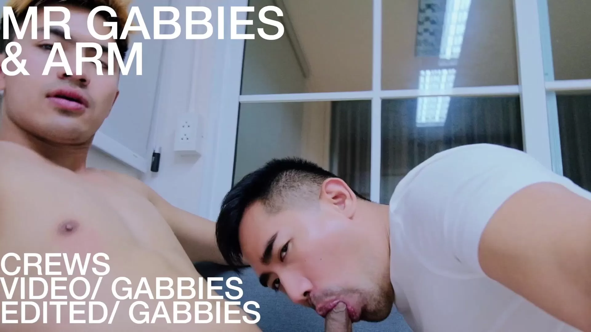 Gabbies, star du porno gay asiatique, fait une pipe à sa grosse bite coupée !