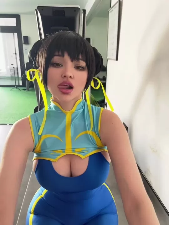 Schlanker Bodysuit Chun Li Sex im Fitnessstudio von Hidori Rose