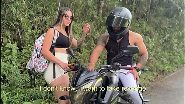 Latina mit großem Hintern will sich an ihrem Freund rächen und fickt einen Biker