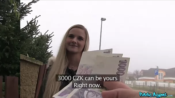 Blonde Amateurin willigt ein, sich für etwas Geld im POV ficken zu lassen