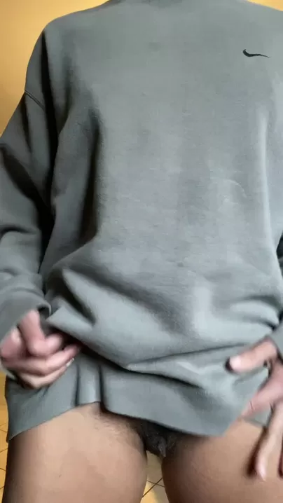 Ich verstecke eine haarige kleine Muschi unter meinem übergroßen Sweatshirt