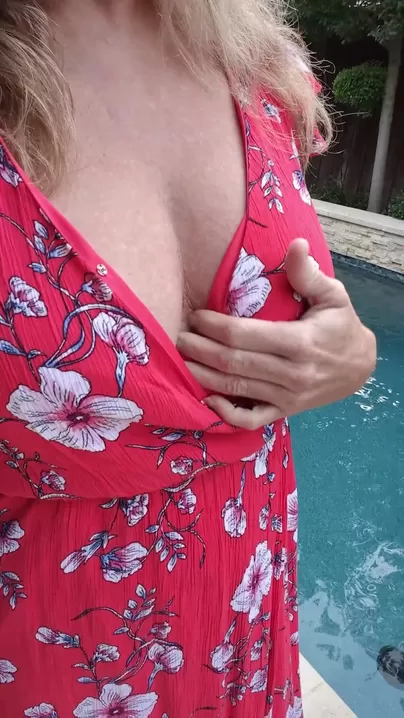 Alguns peitos casuais na piscina de uma MILF não tão casual