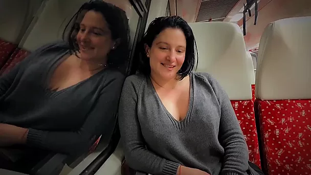 Une milf aux gros seins séduite par un mec excité et baisée dans un train public