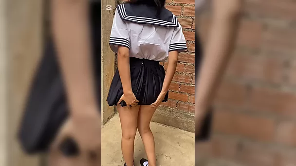 Une adolescente latina en uniforme se déshabille et se fait pilonner en POV