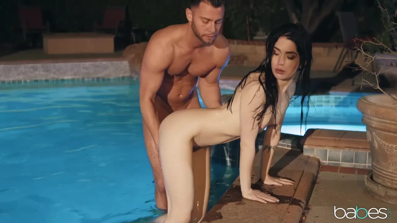 Frauen nackt am pool video