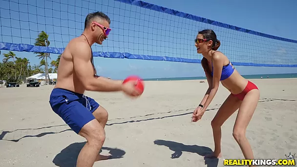 Пляжный волейбол обернулся горячим сексом