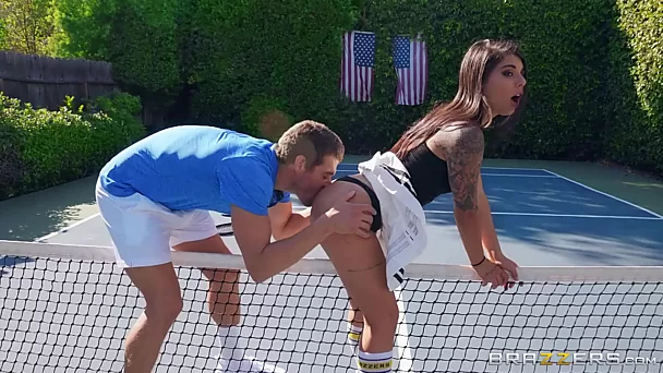 Vadia morena treina seu bumbum na gostosa Anal Com treinador de tênis!