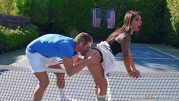 ¡La zorra morena entrena su ano en anal caliente con entrenador de tenis!