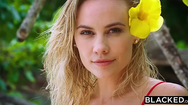 Weißes Luxusmodel genießt ihren Urlaub mit interrassischem Sex mit BBC