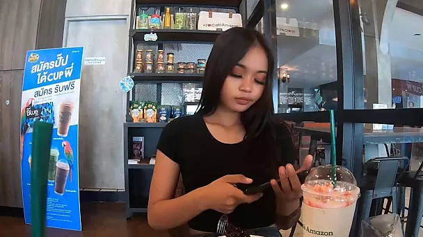 Schitterende thaise tiener benen spreiden in hotelkamer na koffie-date