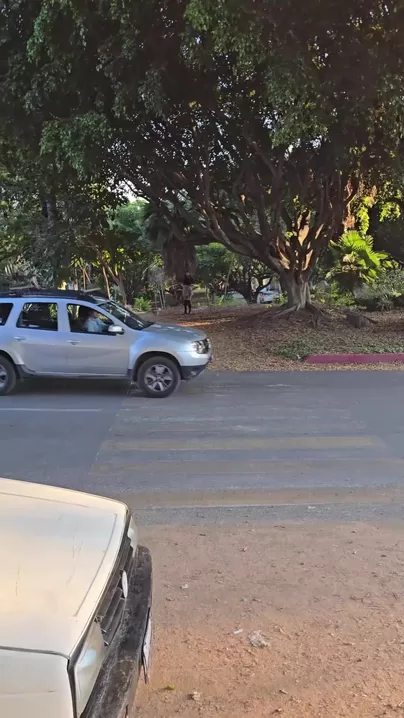 Atravessou a rua com algemas de plugue e uma exuberante virou para 11