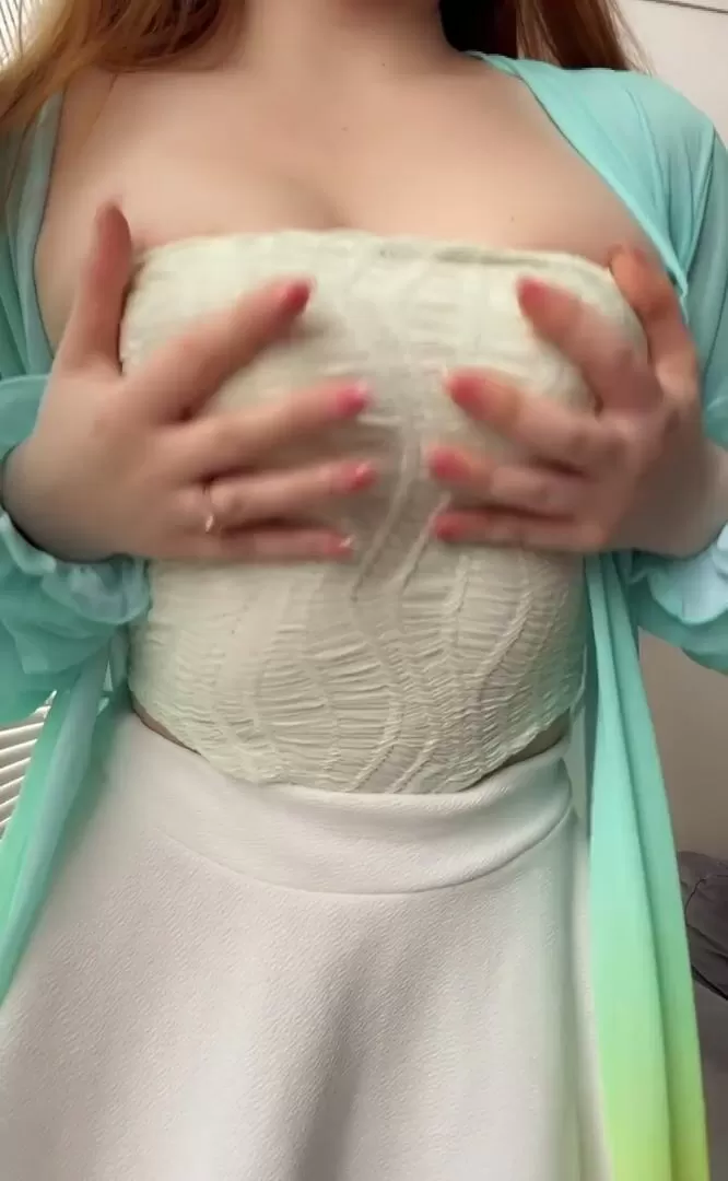 Un massage des seins rendrait la fille la plus heureuse