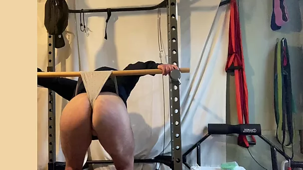 Ftm-Typ macht im Fitnessstudio einen Wedgie mit seinem Höschen