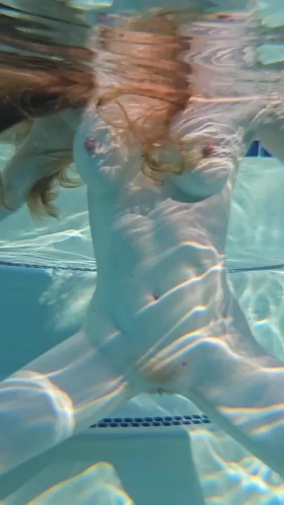 J'adore me mettre nue à la piscine du complexe