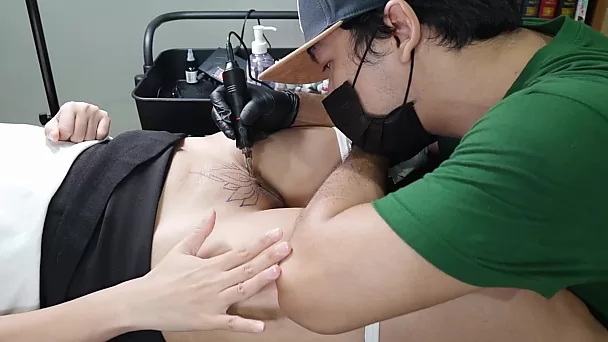 Babe heeft een schaamstreek tatoeage en betaalt ervoor met haar kutje