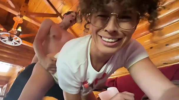 En préparation pour une interview avec Hooters, la maman bouclée se fait tester par son beau-fils