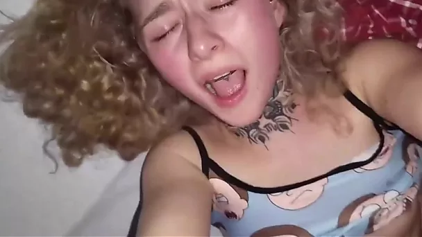 La ragazza dai capelli ricci si è fatta scopare con una bella visuale pov maschile