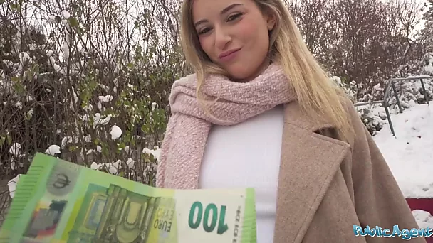 Pov Hermosa rubia española chupa una polla en público en pleno invierno