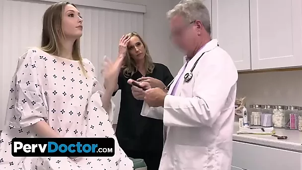 Slanke onschuldige tiener wordt verleid in een hete trio door een oude perverse dokter en een rondborstige blonde MILF-verpleegster