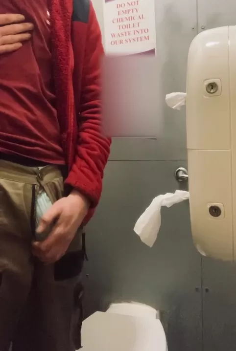 Un grand garçon bombé dans les toilettes !