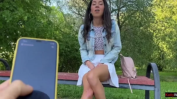 Met een vibrator in haar kutje komt de slanke brunette Katty West meerdere keren klaar in het park