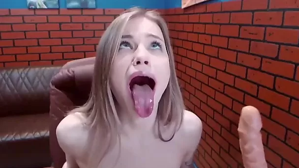 Chica absolutamente loca torturándose a sí misma en la webcam
