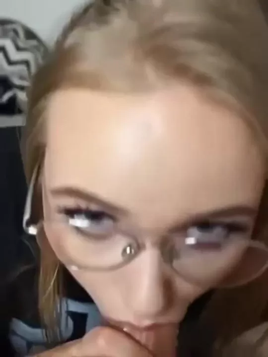 Süße Blondine mit Brille gibt einen schönen Blowjob