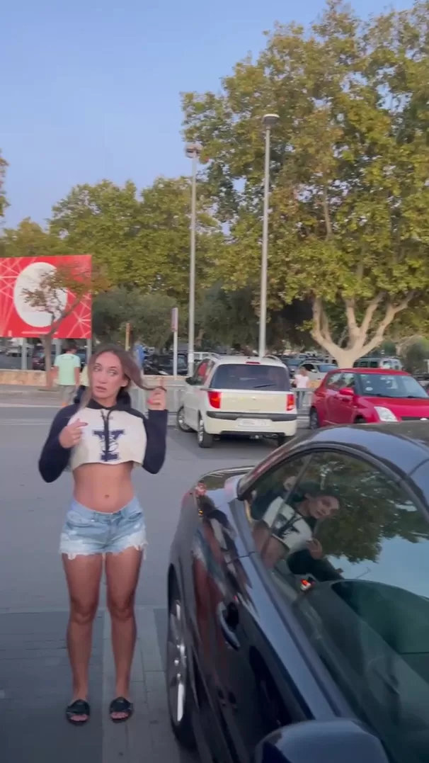 Un parking très fréquenté, un magasin très fréquenté, mais mes fans méritent un flash !