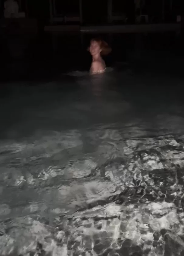 Ninguém suspeitaria de um flash no meio da noite na piscina do hotel