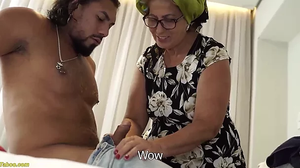 La nonna brasiliana BBW insegna il sesso anale al nipote acquisito