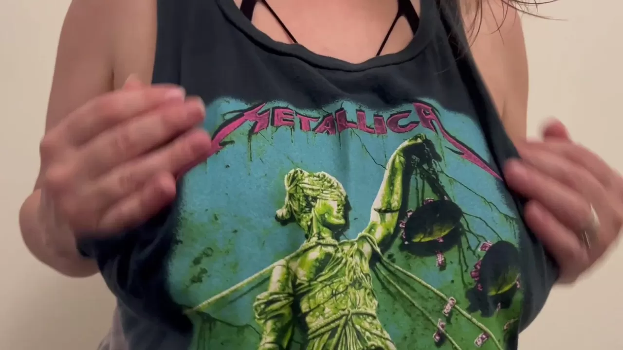 De gros seins, des bas résille et Metallica, quoi de mieux